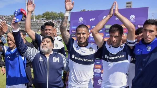 مارادونا يعود للتدريب من جديد بعد 48 ساعة من استقالته