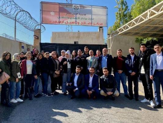 طلبة حقوقعمان الأهلية يزورون مركز إصلاح وتأهيل رميمين