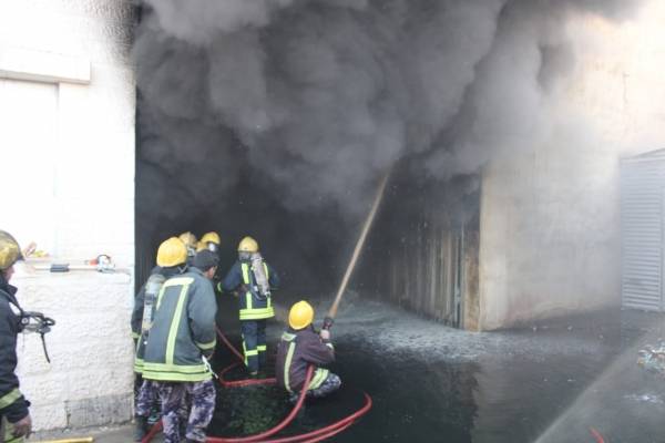 بالصور...الدفاع المدني يخمد حريق مستودع تمور في سحاب