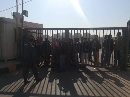 العشرات يعتصمون أمام جامعة العلوم الإسلامية