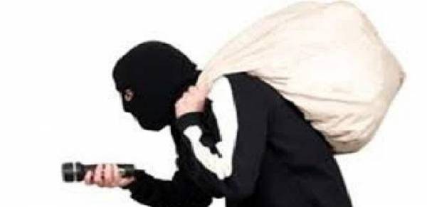 الاجهزة الامنية تحقق بسرقة مكتب أحوال وجوازات في الطفيلة