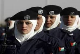 طواقم من الشرطة النسائية يُلقين القبض على شخص تسبب بدهس آخر