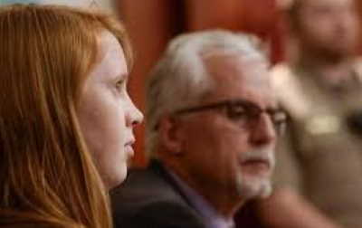 ملاحقة أميركية لتنزهها عارية الصدر في منزلها