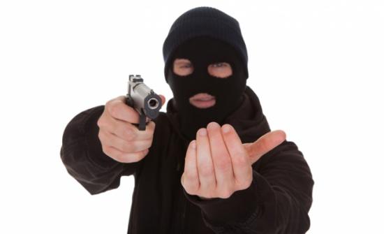 القبض على شخصين سلبا صيدلية