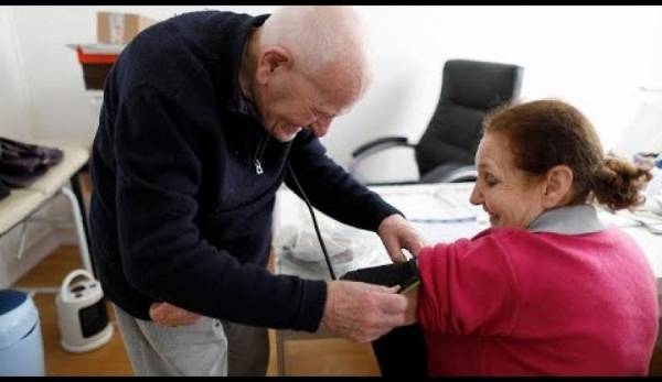 طبيب عمره يقارب الـ100 عام ومازال يعالج مرضاه