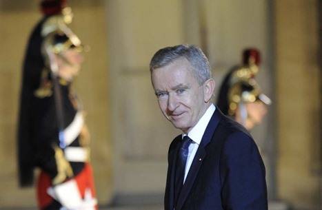 هذا هو أغنى رجل في العالم.. تخطى بيل غيتس وبيزوس