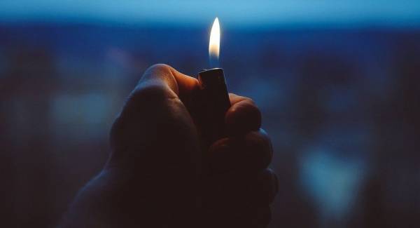 ابتلع ولاعة ليربح رهان ...فكادت تنفجر في معدته