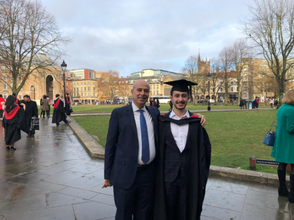 مبروك البكالوريوس بتفوق للشاب جمال ناصر الديك من جامعة بريستول البريطانية
