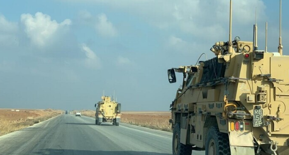 قوات بريطانية تغادر قاعدتها في ريف الحسكة باتجاه حقل نفطي في دير الزور (صور)