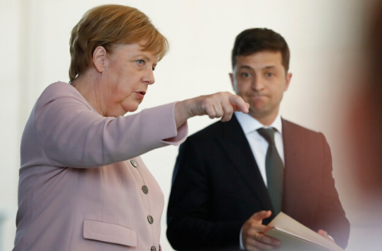 الرئيس الأوكراني والمستشارة الألمانية يبحثان الإعداد لقمة النورماندي