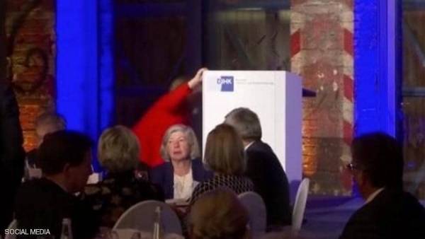 بالفيديو.. ميركل تتعثر مرة أخرى وتساؤلات جديدة عن صحتها