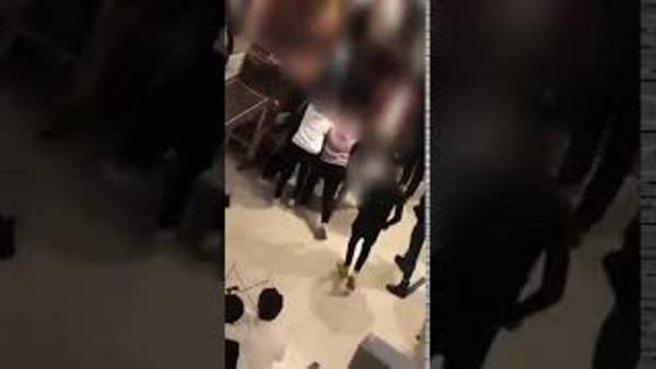 مشاجرة بين فتيات داخل مول في الجمعة السوداء (فيديو)