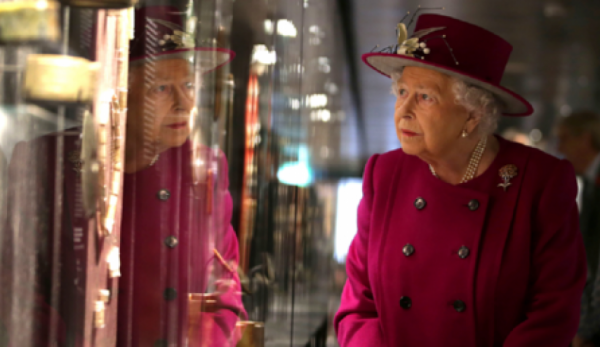 الملكة إليزابيث تفكر بالتنحي عن العرش لصالح ملك الظل