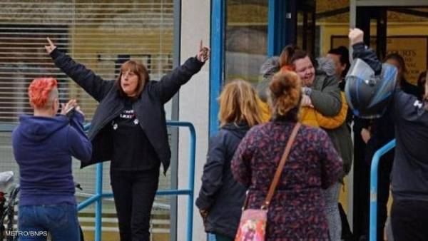 أم تهتف فرحا لسجن ابنها.. والسبب جريمة بشعة