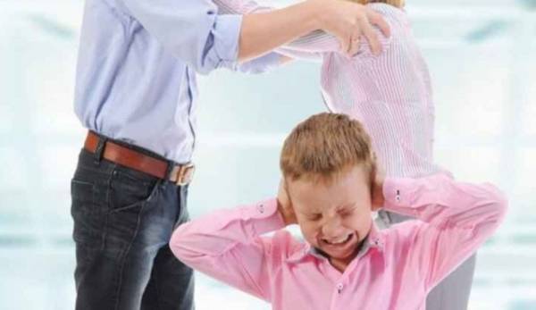 تعنيف الأمهات يخفض ذكاء أطفالهن