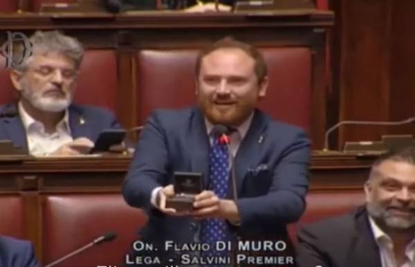 نائب يعرض الزواج على حبيبته في البرلمان (فيديو)