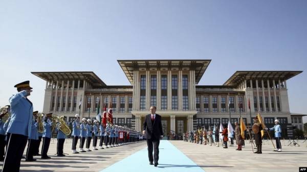 نائب تركي يكشف نفقات قصر إردوغان في الدقيقة