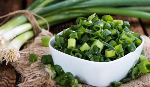 لن تتوقف عن تناول البصل الأخضر بعد قراءة هذا الخبر