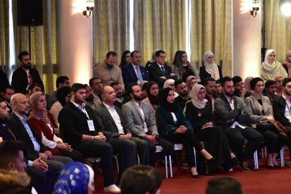 طلبة جامعة الزرقاء يصفون مشاركة رئيس الوزراء بالجلسة النقاشية بالخطوة المتقدمة