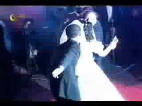 فيديو نادر.. عادل إمام يقتحم زفاف أحمد حلمي ويبعده ليرقص مع منى زكي