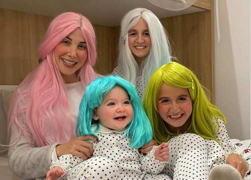 نانسي عجرم تنشر صورة تنكرية مع بناتها