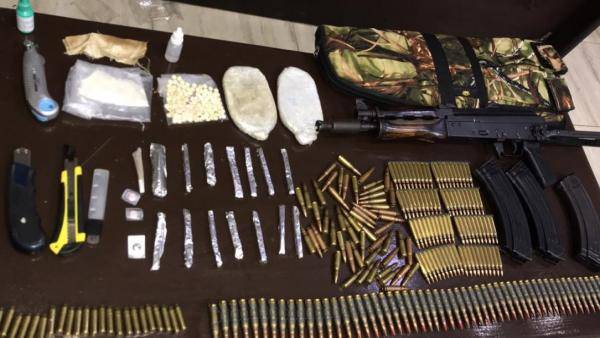 ضبط 15 مروجا للمخدرات بحوزتهم اسلحة نارية في عمان