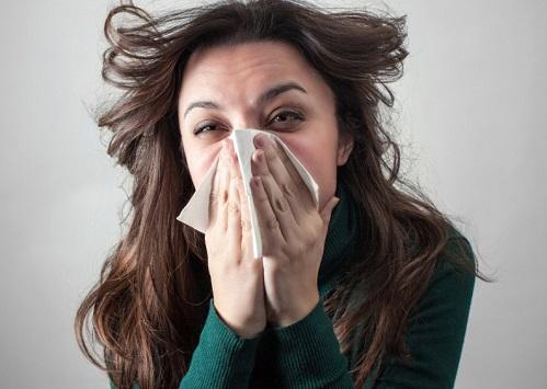 ماذا يحدث إن عطست وعيناك مفتوحتان؟