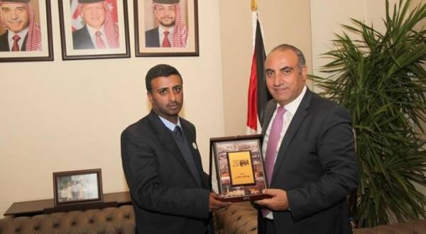 صوّروه ، وأمنّوه ،ثم أعتقلوه ... قصة المقلب المليوني الذي أكله الشواربة !