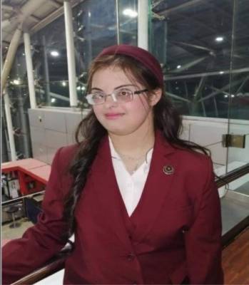 هبة عاطف: أول مضيفة طيران من أصحاب متلازمة داون في رحلة الإنسانية