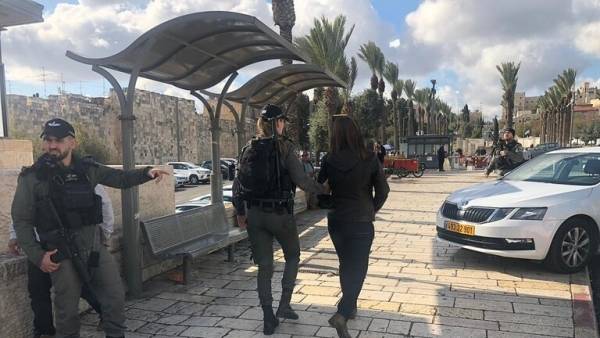 قوات إسرائيلية تعتقل فريق تلفزيون فلسطين (فيديو)