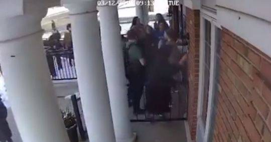 طالبة أمريكية من أصول أردنية تفتح أبواب المسجد لإنقاذ زملائها .. (فيديو)