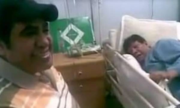 أحمد عدوية يغني لشعبان عبد الرحيم في آخر ظهور له داخل غرفة العناية (فيديو)