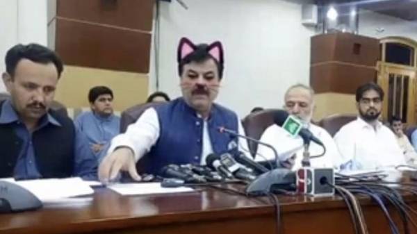 وزير يخرج إلى مشاهديه عبر فايسبوك بأذني قطة