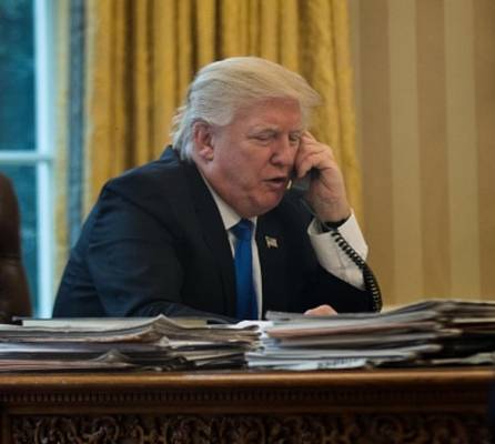 ترامب ينفي استعماله هاتفا شخصيا منذ سنوات