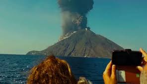 عروس تنقذ زوجها في شهر العسل بعد سقوطه في بركان