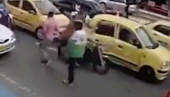 بالفيديو: حادث مروري تحول إلى مشهد مضحك