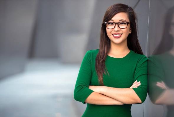 لماذا تمنع شركات يابانية السيدات من ارتداء النظارات الطبية؟