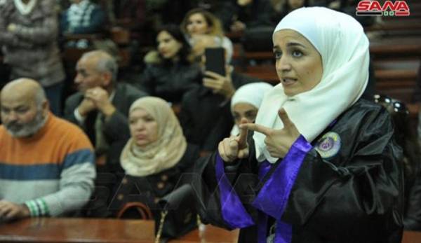 طالبة سوریة تتحدى الإعاقة وتناقش رسالة ماجستير بلغة الإشارة