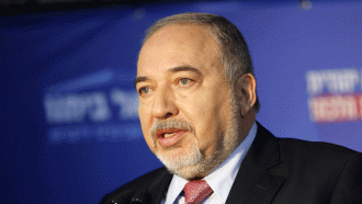 ليبرمان يدعم العفو عن نتنياهو مقابل تركه الحياة السياسية‎