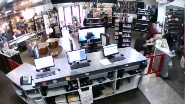 شاهد .. ام كادت ان تقتل ابنها لحظة فحصها بندقية