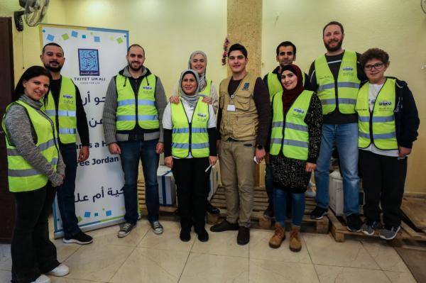 البنك العربي يوزع بطانيات على الأسر العفيفة ضمن مبادرة لمسة دفا بالتعاون مع تكية أم علي