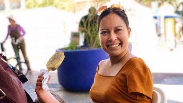 أول فتاة في العالم تقود طائرة دون ذراعين تتحدث عن حياتها وتجربتها (فيديو)