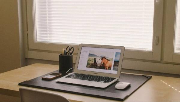 مزايا وعيوب العمل من المنزل.. اكسب المال دون إزعاج الزملاء بالمكتب