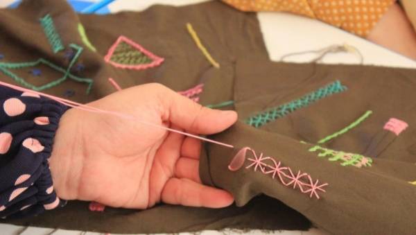 نساء الداخلة بمصر يحاربن السرطان بالزي التراثي والخبز الشمسي