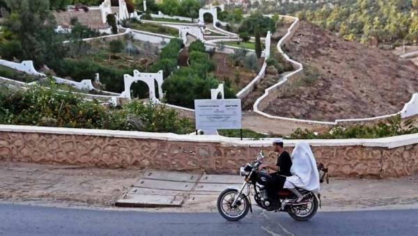 الجزائريات المحافظات فقط يمكنهن ركوب الدراجات النارية