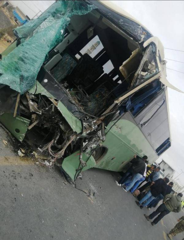 وفاة و49 اصابة بتصادم حافلة وقلاب في الطريق الصحراوي