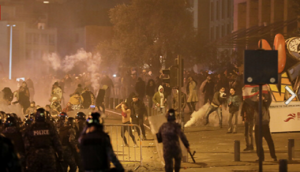صدامات عنيفة بين المتظاهرين وقوات مكافحة الشغب وسط بيروت