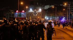 صدامات عنيفة بين المتظاهرين وقوات مكافحة الشغب وسط بيروت