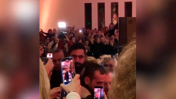 بالفيديو .. لحظة طرد رئيس وزراء أسبق تفاصيل