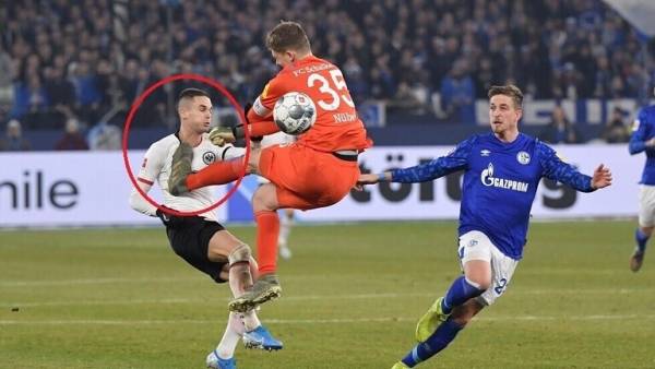 إيقاف حارس شالكه أربع مباريات بسبب حركة كونغ فو (فيديو)